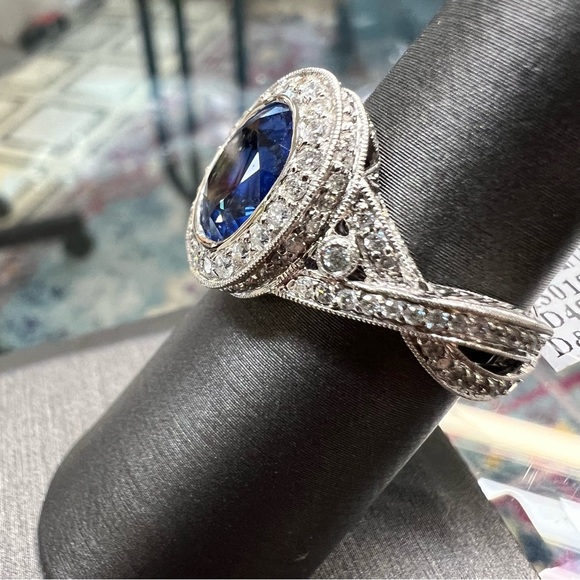 18k White Gold Diamond & Sapphire Ring - Picture 6 of 7